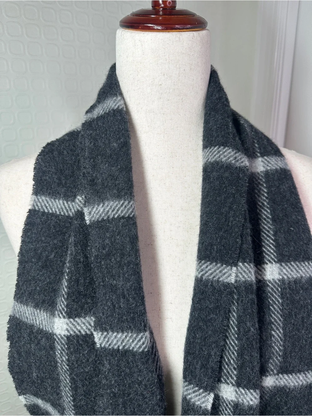Barbour 100% Wool Charcoal Gray Windowpane Plaid Scarf Made in UK